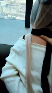 小孩半夜喂姐姐吃萝卜