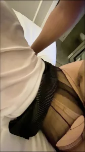 用插的最深的姿势操最肥美的屁股，嫩的能掐出水来